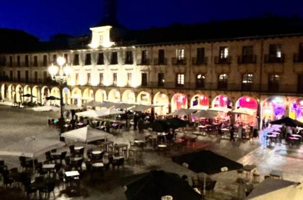 Arquitecto De La Vida- Plaza Mayor レオン エクステリア 写真