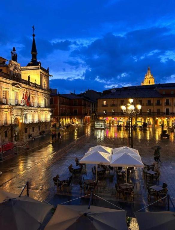Arquitecto De La Vida- Plaza Mayor レオン エクステリア 写真