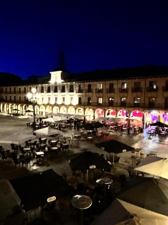 Arquitecto De La Vida- Plaza Mayor レオン エクステリア 写真
